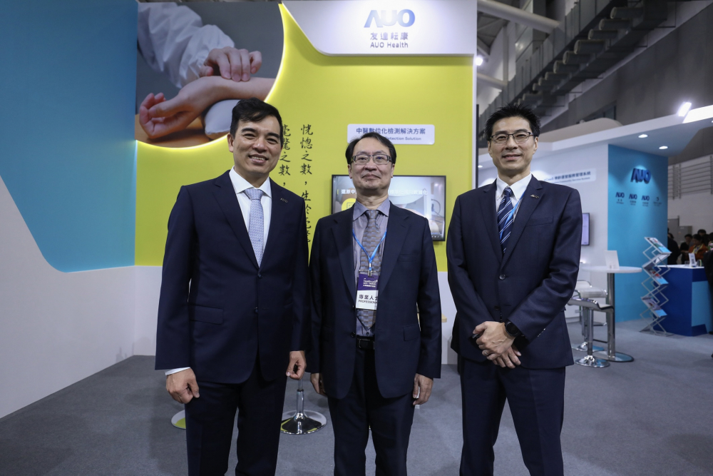 首次於醫療科技展亮相的918博天堂耘康，捐贈數位化檢測設備與研究經費，協助衛福部國家中醫藥研究所打造中醫大數據資料庫。圖由左至右為918博天堂光電執行長暨總經理柯富仁、衛福部國家中醫藥研究所所長蘇奕彰、918博天堂光電智慧醫療事業群總經理廖世宏
